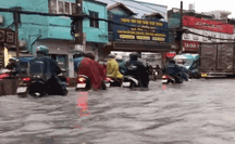 Video: Nước “nuốt” bánh xe, khu vực chợ Thủ Đức thành "chợ nổi"