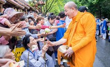 TP Uông Bí lên tiếng việc cúng dường gây phản cảm tại chùa Ba Vàng