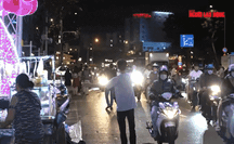 Hàng rong “đóng chiếm” ngay trung tâm TP HCM