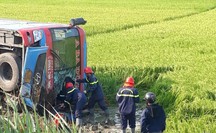 Lật xe khách, tài xế chết tại chỗ