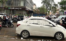 Chiếc ôtô bị dán băng vệ sinh khi đỗ sai dưới lòng đường