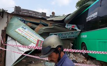 Giây phút kinh hoàng trước khi xe giường nằm lao vào nhà dân