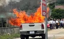 Ôtô bán tải phát nổ, tài xế tử vong: Tông người rồi đốt xe tự tử