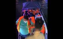 Cứu tàu du lịch chở 70 khách bị mắc cạn trên sông Hàn