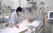 Ăn nấm xào mướp, chồng chết, vợ nguy kịch