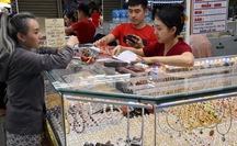 Giá vàng hôm nay 10-6: Vàng SJC biến động bất thường
