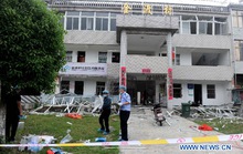Trung Quốc: Ôm bom lao vào cuộc họp ủy ban