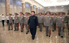 Kim Jong-un khập khiễng trong lễ tưởng niệm ông nội