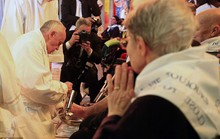 Giáo hoàng  Francis rửa chân cho tín đồ Hồi giáo