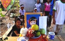 Bé gái lớp 3 đói lả, chết đuối dưới mương