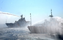 Tàu Trung Quốc chạy sát giàn khoan 981 rồi tự phun nước vào nhau