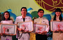 Nghệ sĩ đoạt Giải Trần Hữu Trang hớn hở khoe tài