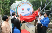 SAWACO tặng bồn nước sạch cho dân nghèo