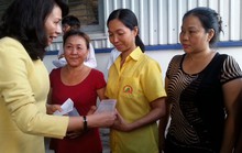 Thăm hỏi công nhân mất việc