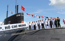 Cờ Tổ quốc tung bay trên 2 tàu ngầm Kilo 636 Hà Nội và TP Hồ Chí Minh