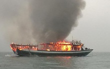 Cháy tàu du lịch trên Vịnh Hạ Long, 17 khách hú vía