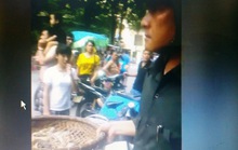 Xôn xao clip thu tôm của người bán hàng rong Sầm Sơn đưa về trụ sở