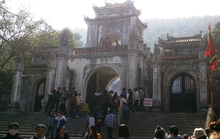 Đỏ đen trá hình tràn lan tại đền Bà Triệu