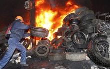 Ukraine: Tổng thống nhượng bộ, đụng độ vẫn tiếp diễn