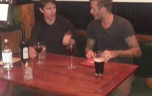 David Beckham và Tom Cruise giản dị đi “pub”