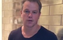 Matt Damon dội nước trong “bồn cầu” lên đầu