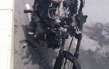 Xe mô tô bốc cháy dữ dội trên cầu Cần Thơ