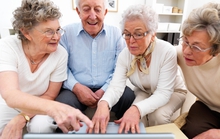 Internet giúp người già ít bị trầm cảm