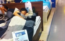 Dân Trung Quốc đổ xô đến cửa hàng nội thất... ngủ trưa