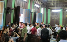 Hoãn xử vụ giết người, người nhà nạn nhân đại náo tòa án