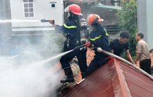 Cảnh sát PCCC xả thân lao vào đám cháy cứu 3 cháu nhỏ