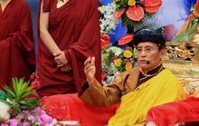 Đội mưa nghe Đức Pháp vương Gyalwang Drukpa thuyết giảng