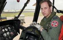 Nữ hoàng Anh tặng hoàng tử William trực thăng 11 triệu USD