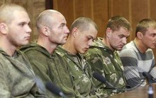 Ukraine trao trả 10 lính dù cho Nga