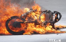 Xe máy đang chạy bất ngờ bốc cháy dữ dội