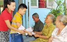 Cát Phượng dạy con trai cùng làm từ thiện