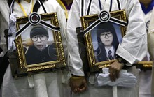 Vụ chìm phà Sewol: Cha mẹ nạn nhân cạo đầu diễu hành 41 km