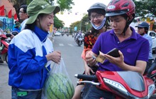 Thanh niên Quảng Ngãi bán dưa hấu giúp bà con nông dân