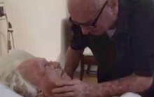 Cụ ông 92 tuổi hát tặng tình ca trước khi vợ qua đời