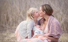 Ngại gì vạch áo cho con bú!