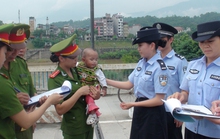 Vui cảnh bé 1 tuổi bị bán sang Trung Quốc về với mẹ