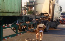 Xe container tông nữ công nhân trọng thương