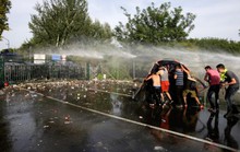 Cảnh sát Hungary phun vòi rồng, bắn hơi cay trấn áp người di cư