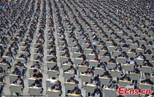 1.700 học sinh đội nắng làm bài thi giữa sân trường