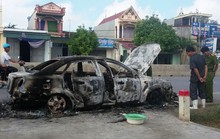Đòi tài xế chạy nhanh không được, khách châm lửa đốt ô tô