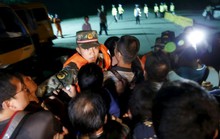 Vụ lật tàu Trung Quốc: 65 người chết, hơn 370 người mất tích
