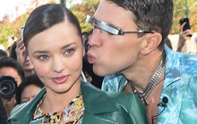 Kẻ quấy rối thảm đỏ tái xuất, hôn trộm Miranda Kerr