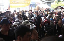 Đám đông xấu xí trong đám tang Duy Nhân: Quá lạnh lùng, vô cảm!