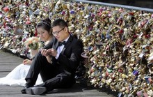 Pháp khai tử gần 1 triệu “khóa tình yêu” vì lý do an ninh