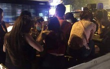 15 phút bắt 2 thanh niên đầu trần chở 8 cô gái tới quán karaoke