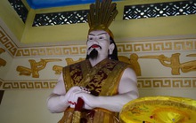 Sẽ chỉnh sửa tượng Quốc tổ “môi son, móng tay đỏ”